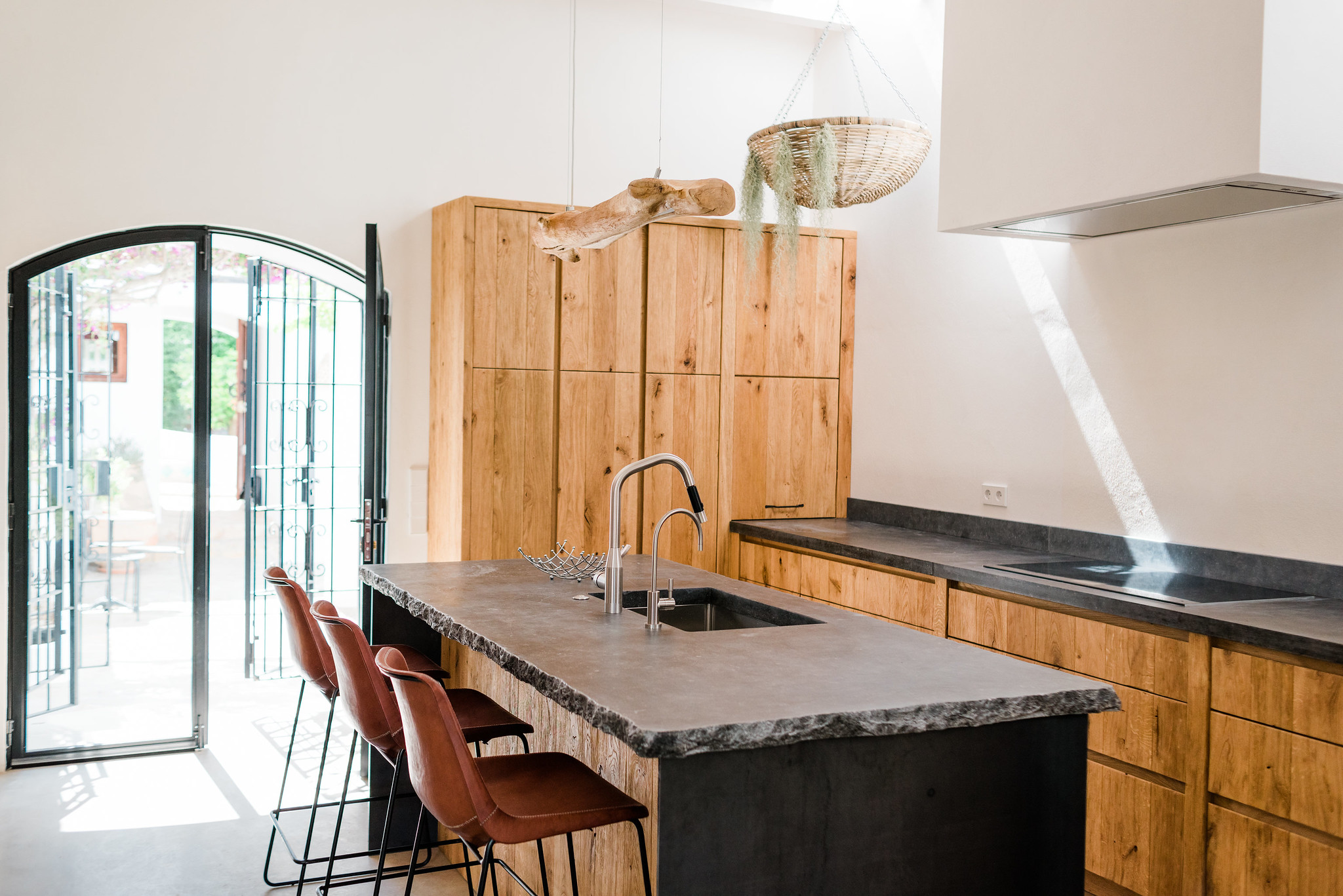 https://www.white-ibiza.com/wp-content/uploads/2020/06/white-ibiza-villas-can-calma-interior-kitchen.jpg