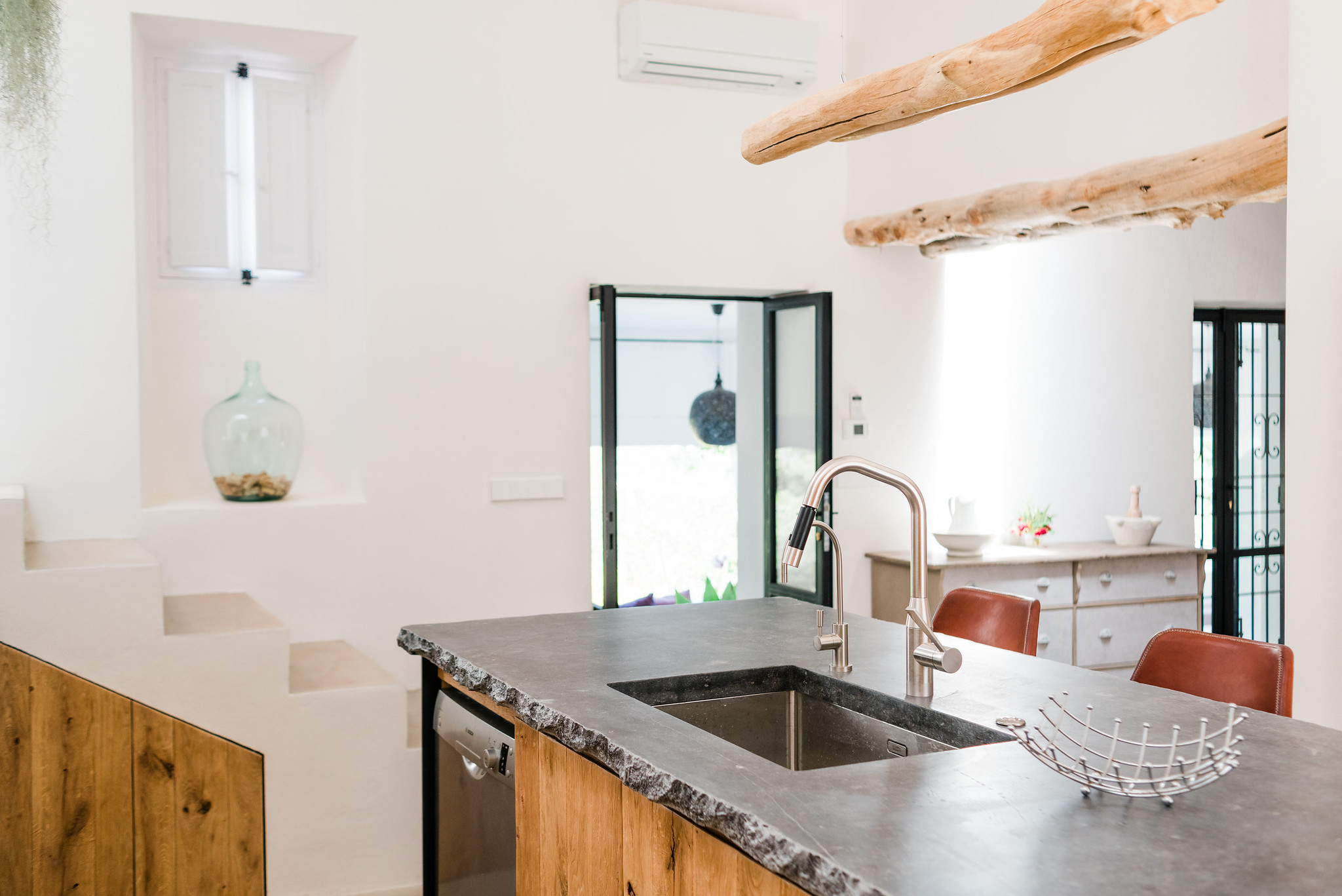 https://www.white-ibiza.com/wp-content/uploads/2020/06/white-ibiza-villas-can-calma-interior-kitchen2.jpg