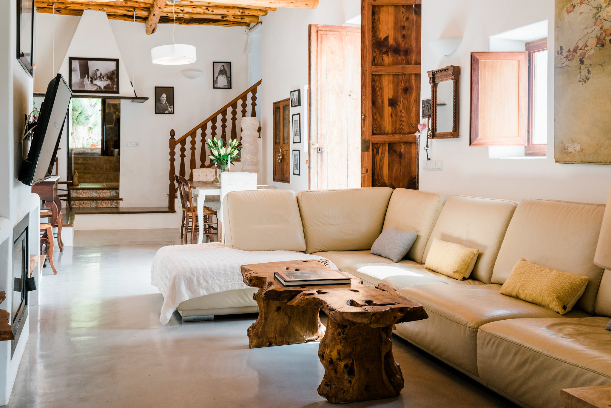 https://www.white-ibiza.com/wp-content/uploads/2020/06/white-ibiza-villas-los-corrales-interior-living-room.jpg