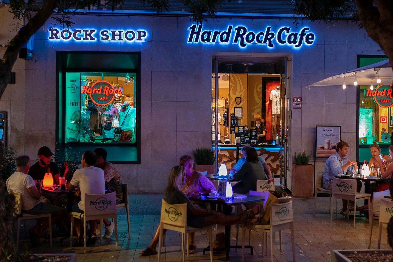 https://www.white-ibiza.com/wp-content/uploads/2022/06/white-ibiza-restaurants-hard-rock-cafe-2022-05.jpeg